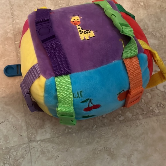 Buckle Toys - Bingo cube w/12 buckles, 1 zipper and embroidered numbers colorful - Picture 4 of 5